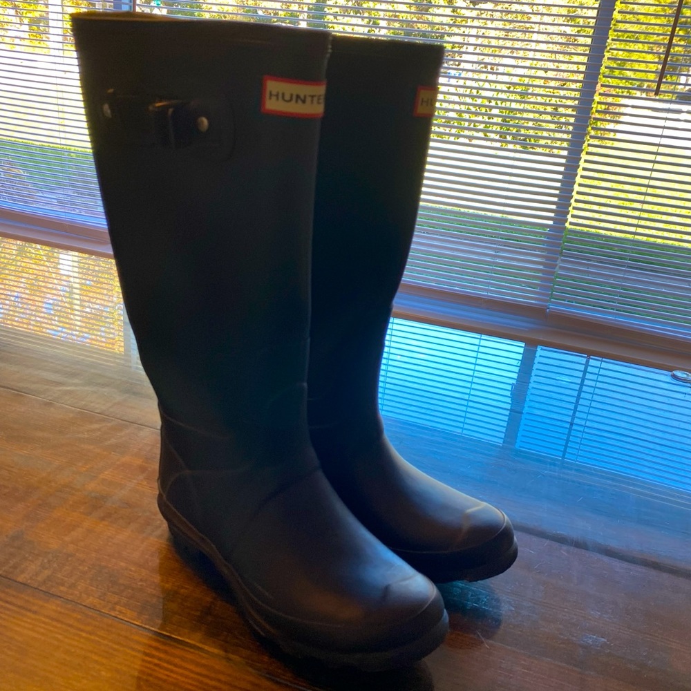 Hunter Rain boots - black. Womens 7, mens 6